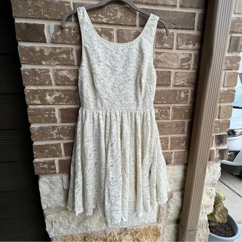 Pins and Needles Lace Dress, size 2 - Picture 2 of 9